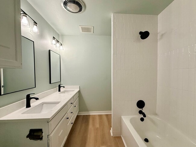 Building Photo - 511 Fairway Dr