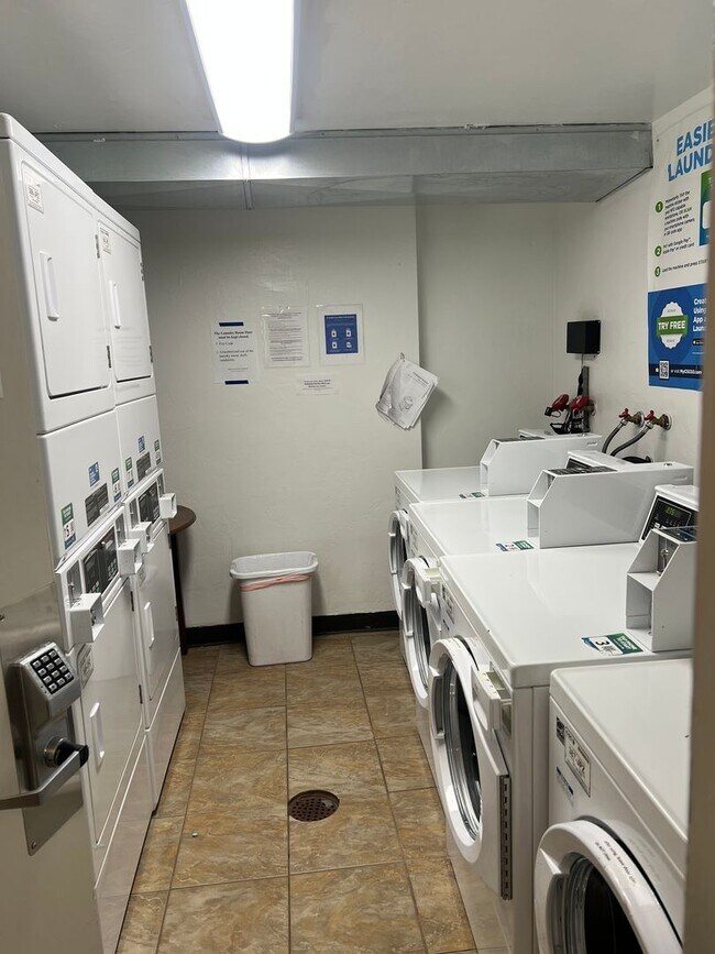 Building Photo - Studio Apartment in DU Area-Parking and Storage!