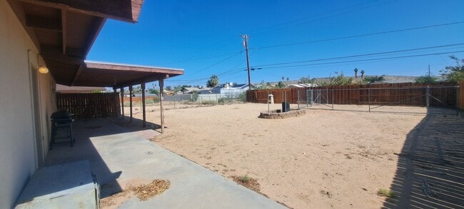 Building Photo - 2 Bedroom with large back yard