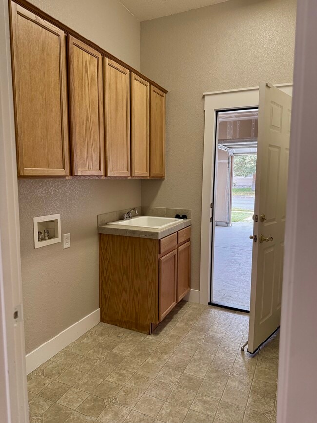 Building Photo - 7467 Earlsmoore Dr