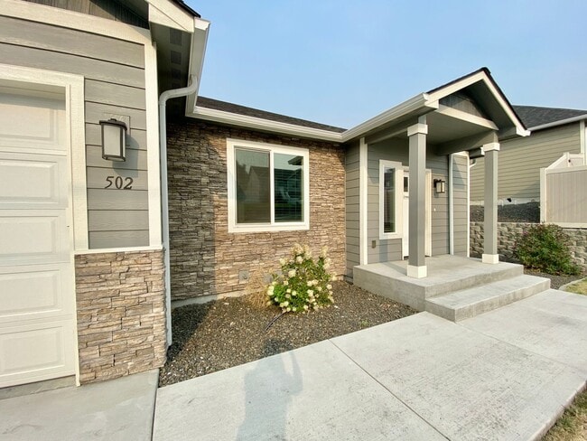 Building Photo - Stunning Home in West Valley