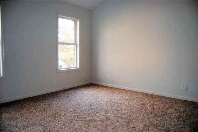 Building Photo - Townhome close to everything on Bayou Trace off Jackson St