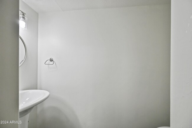 Building Photo - 729 E Cochise Dr