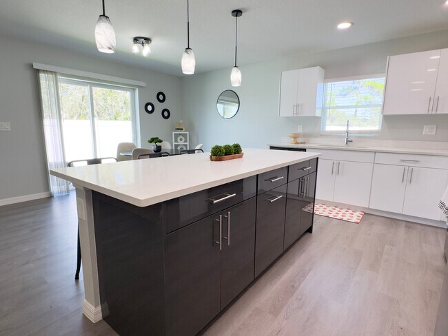 Building Photo - 6819 San Bruno Dr