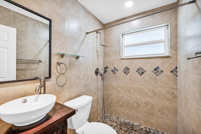 Building Photo - 921 SE 15th Ct