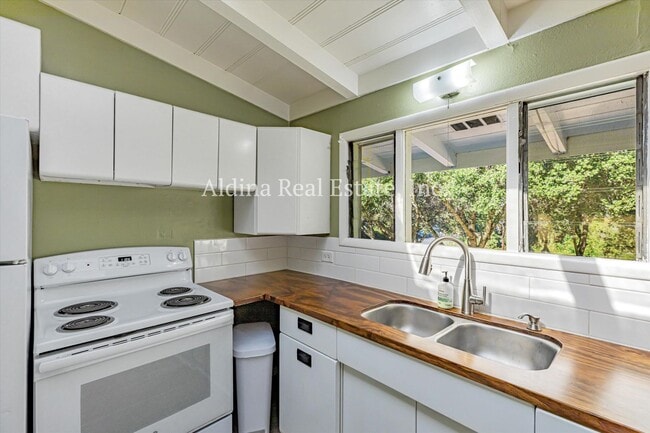 Building Photo - Private Country Setting!