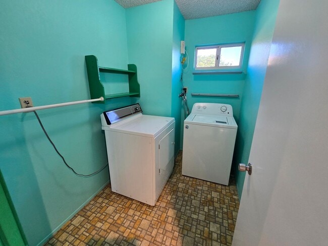 Building Photo - Spacious 3BR/2BA with Modern Upgrades, Lar...