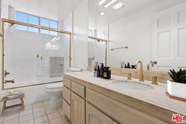 Building Photo - 2025 S Beverly Glen Blvd