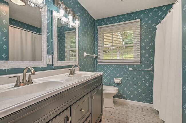 Building Photo - Beautiful split foyer home in Colonial Hei...