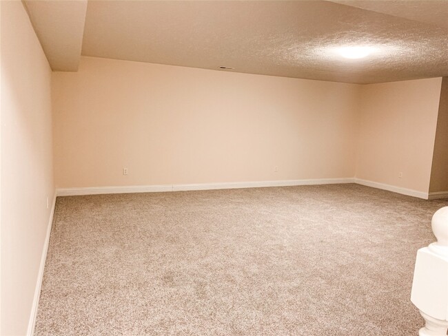 Building Photo - 545 Genrose Dr