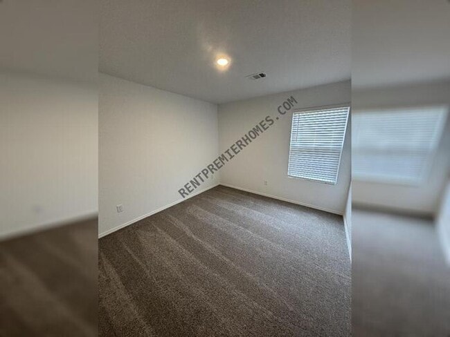 Building Photo - 34-10 10 Point Ln