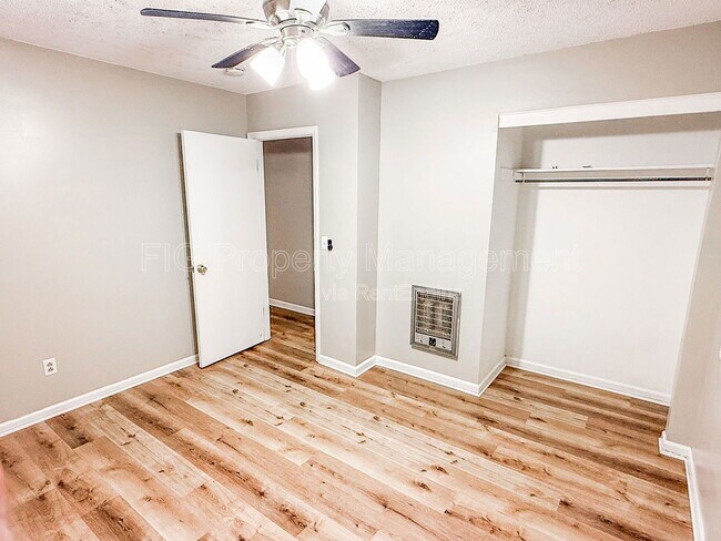 Building Photo - 811 Castleview Cir