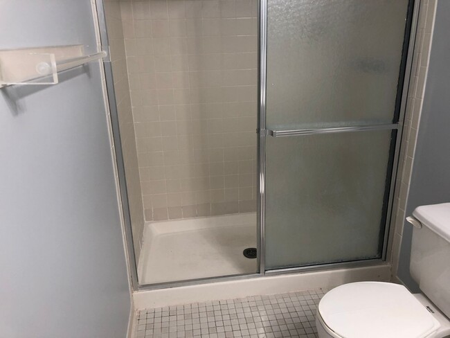 Building Photo - Updated Townhome Close to METRO
