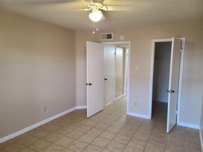 Building Photo - 8267 Creekbend Dr