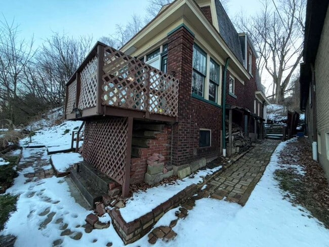 Building Photo - For Rent - 3 Bedroom 2 Bathroom