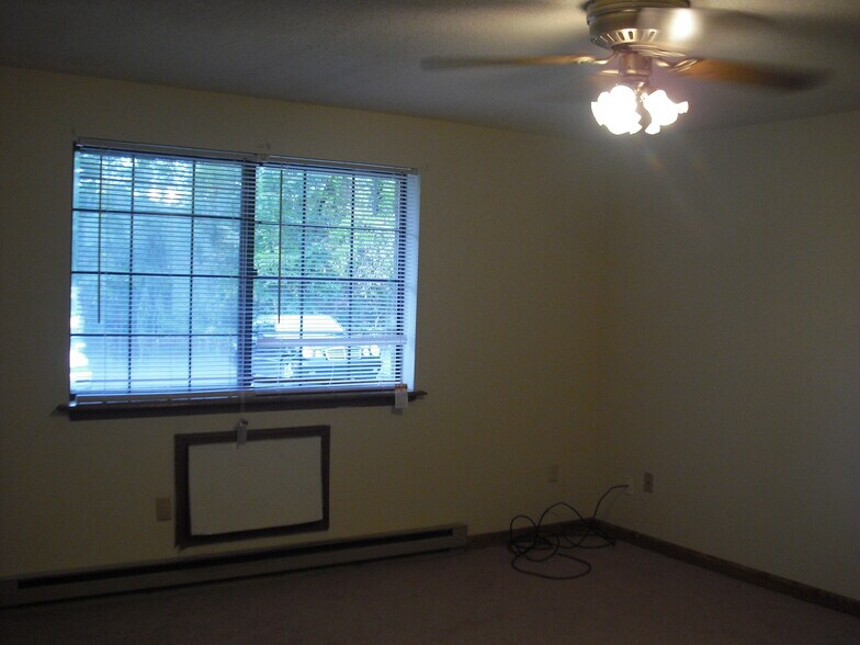 Building Photo - 150 Mark Ln