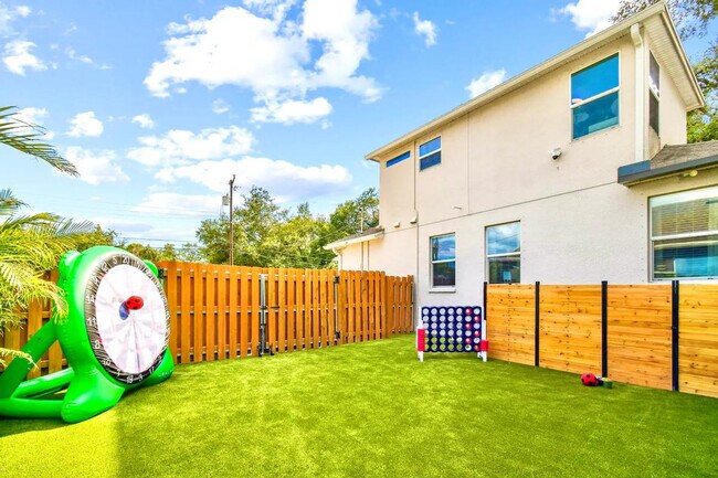 Building Photo - 109 W Hollywood St