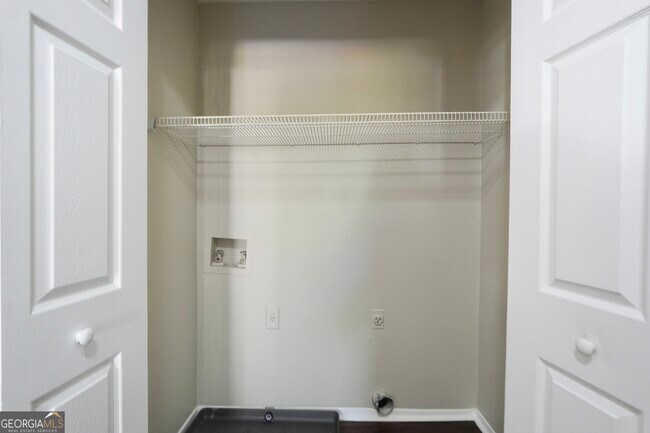 Building Photo - 5702 Wells Cir