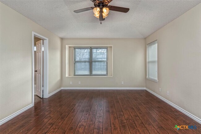 Building Photo - 1102 August Dr