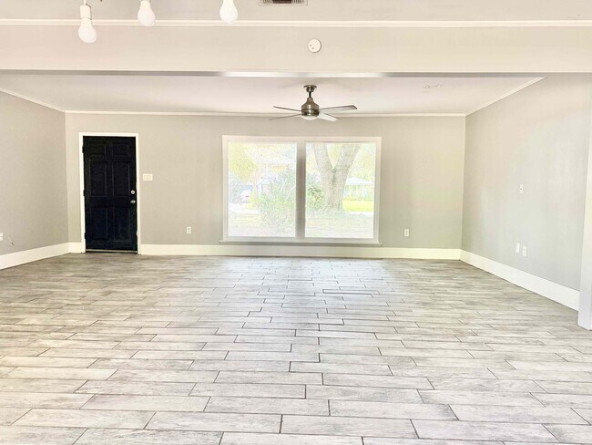 Building Photo - 735 Westbrook Dr