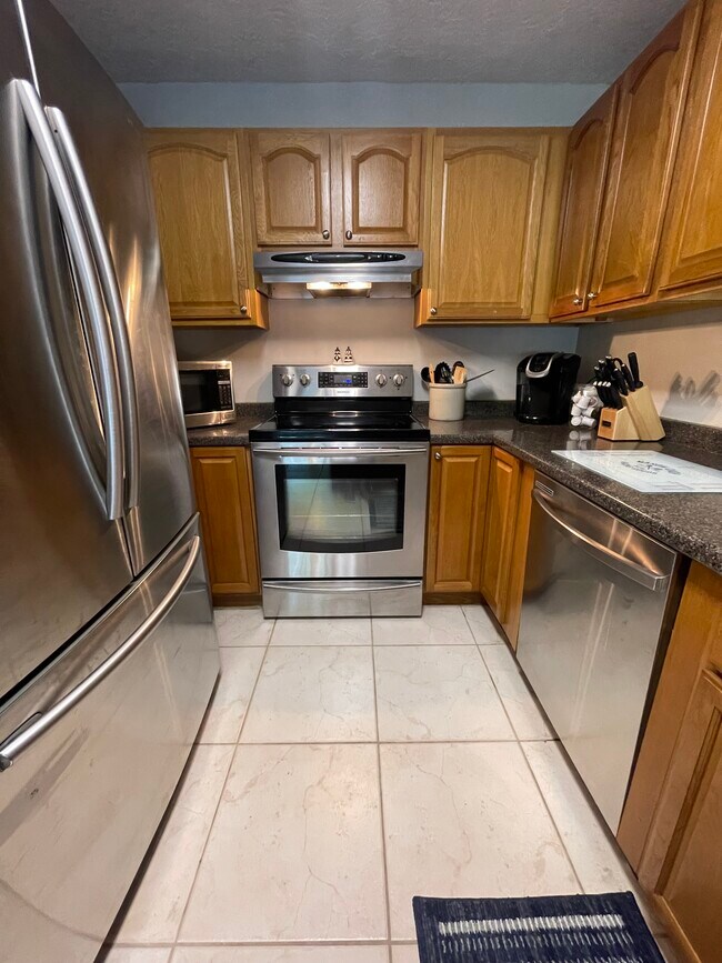 Building Photo - 8043 SE Highpoint Way