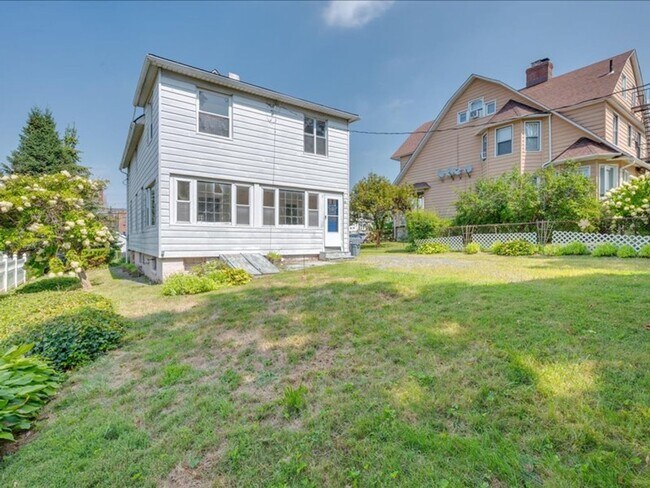 Building Photo - Spacious Pet Friendly 4 Bedroom Rental in ...