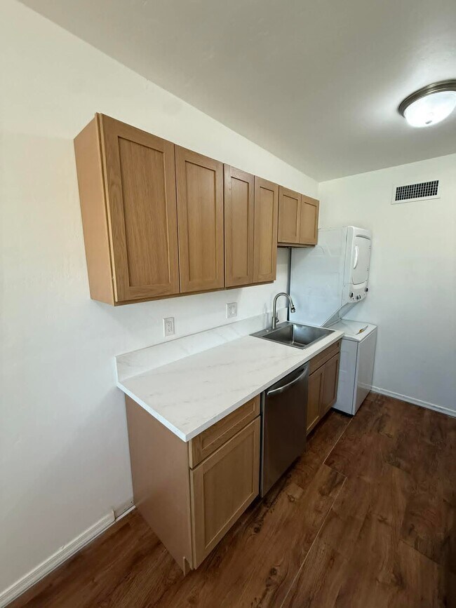 Building Photo - 1518 E Hedrick Dr