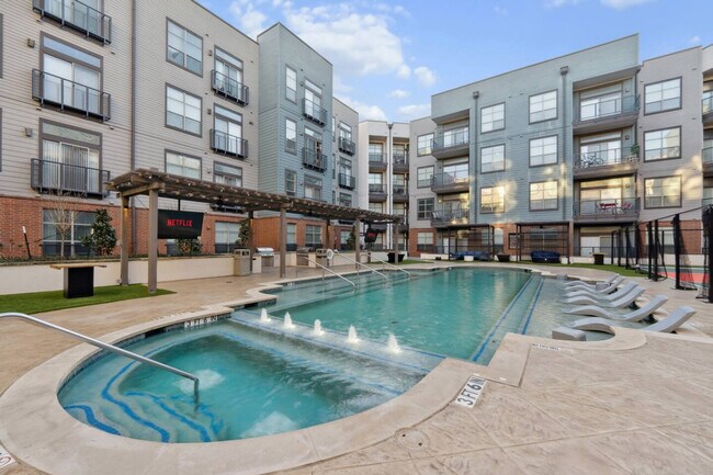 Building Photo - 264 N Walton St