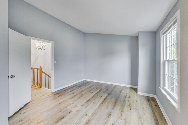 Building Photo - Beautifully maintained end unit Townhouse located in Stonebridge subdivision!