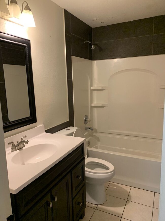 Building Photo - 3bed/1bath close to Southwest drive.