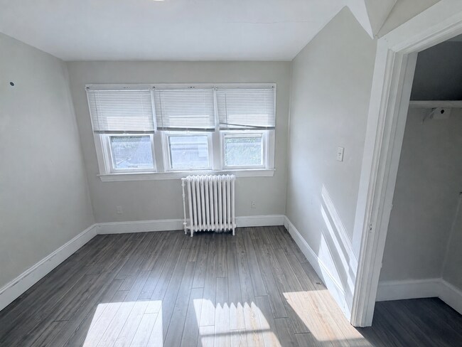 Building Photo - 1056 3rd St E