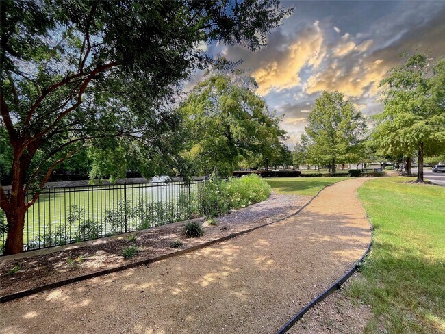 Building Photo - 2612 Edgefield Lakes Dr