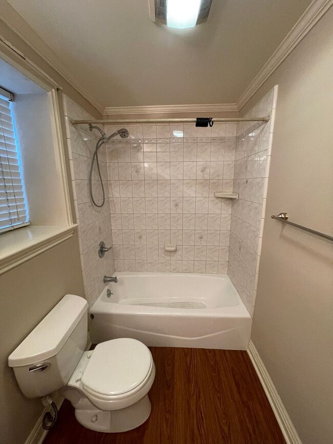 Building Photo - Freshly Remodeled 1 Bedroom 1 Bath Back House!