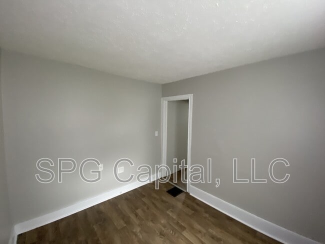 Building Photo - 325 Valley St