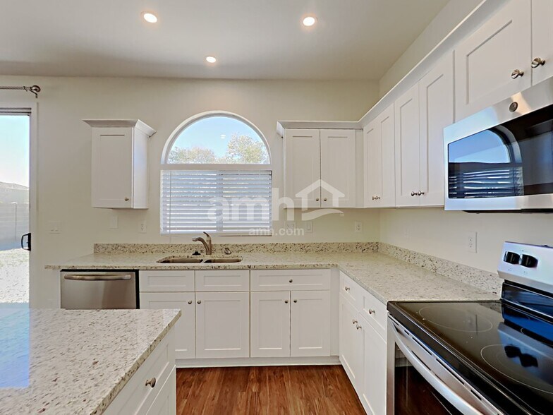 Building Photo - 7008 S 38th Ln