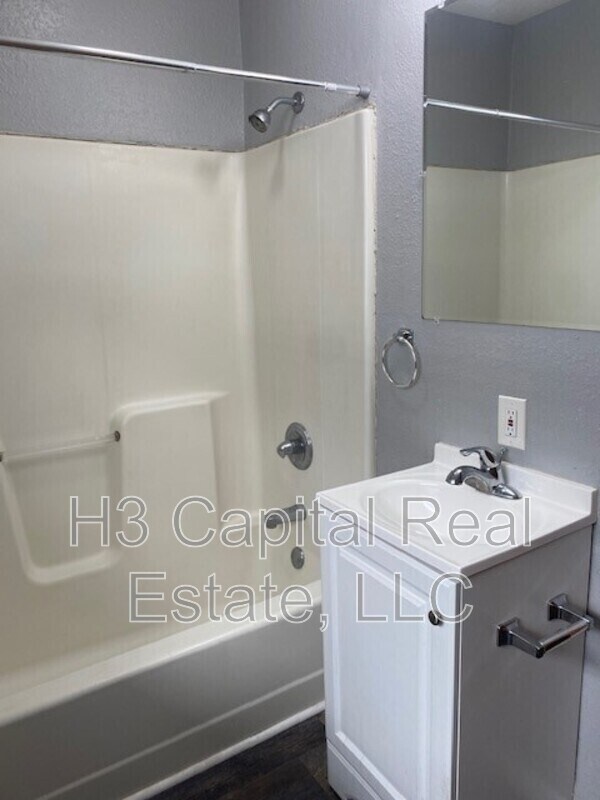 Building Photo - 117 S Main St