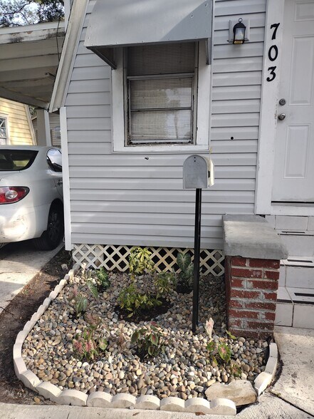 Building Photo - 703 E Hanlon St