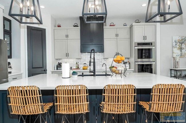 Building Photo - 100 Torrey Pines Dr