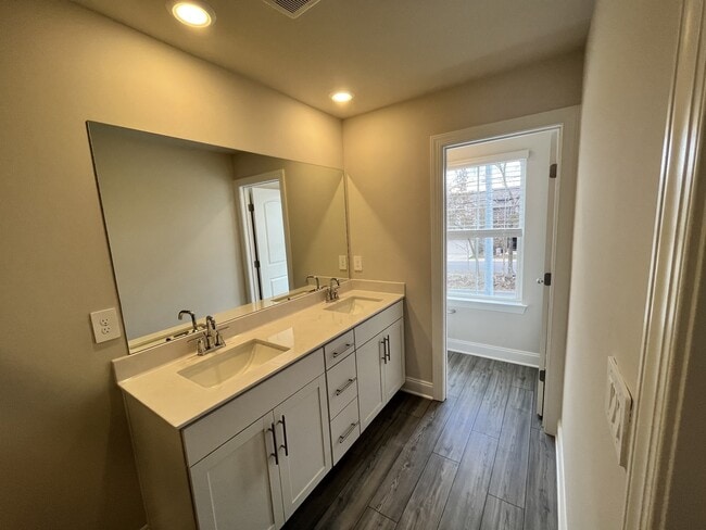 Building Photo - 204 Douglas Bend Rd