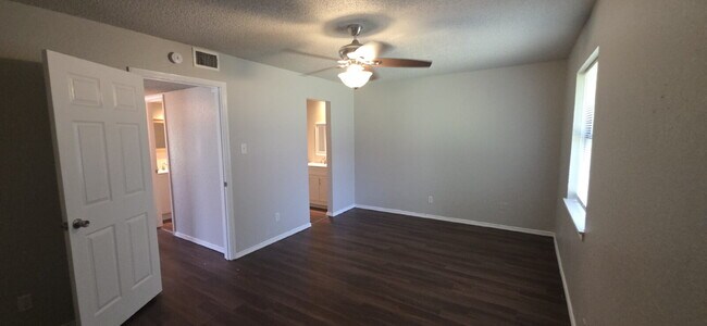 Building Photo - Move In Special of 1/2 OFF 1st Month Rent - Welcome to this beautifully updated duplex!!!