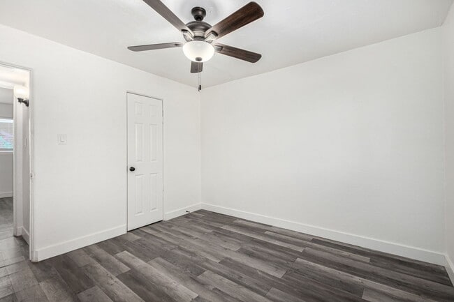 Building Photo - Two Bedroom with Yard & Washer/Dryer - 4 Weeks of Free Rent!