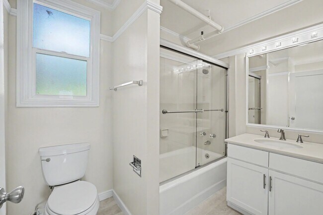 Building Photo - RENOVATED 3BR w/ Dining Room. VIEWS! Parking Avail., FREE Laundry!