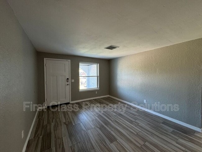 Building Photo - 3524 Hillside Dr