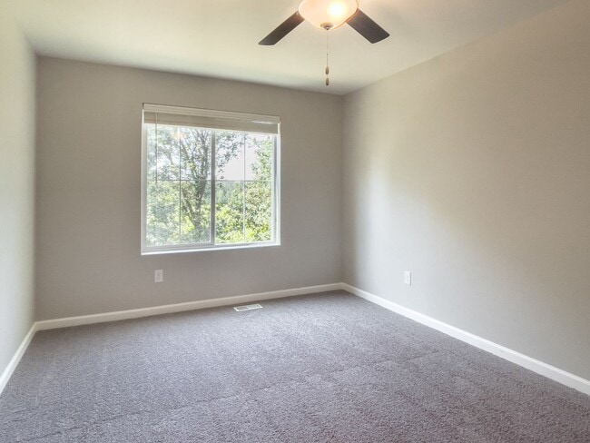 Building Photo - Beautiful 3 bdrm plus FLEX room --House 1/2 Month rent Concession!!