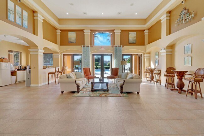 Building Photo - 161 SW Palm Dr