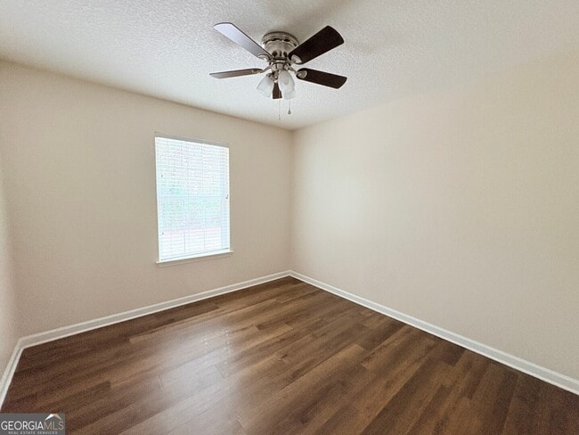 Building Photo - 102 Lake Victoria Dr