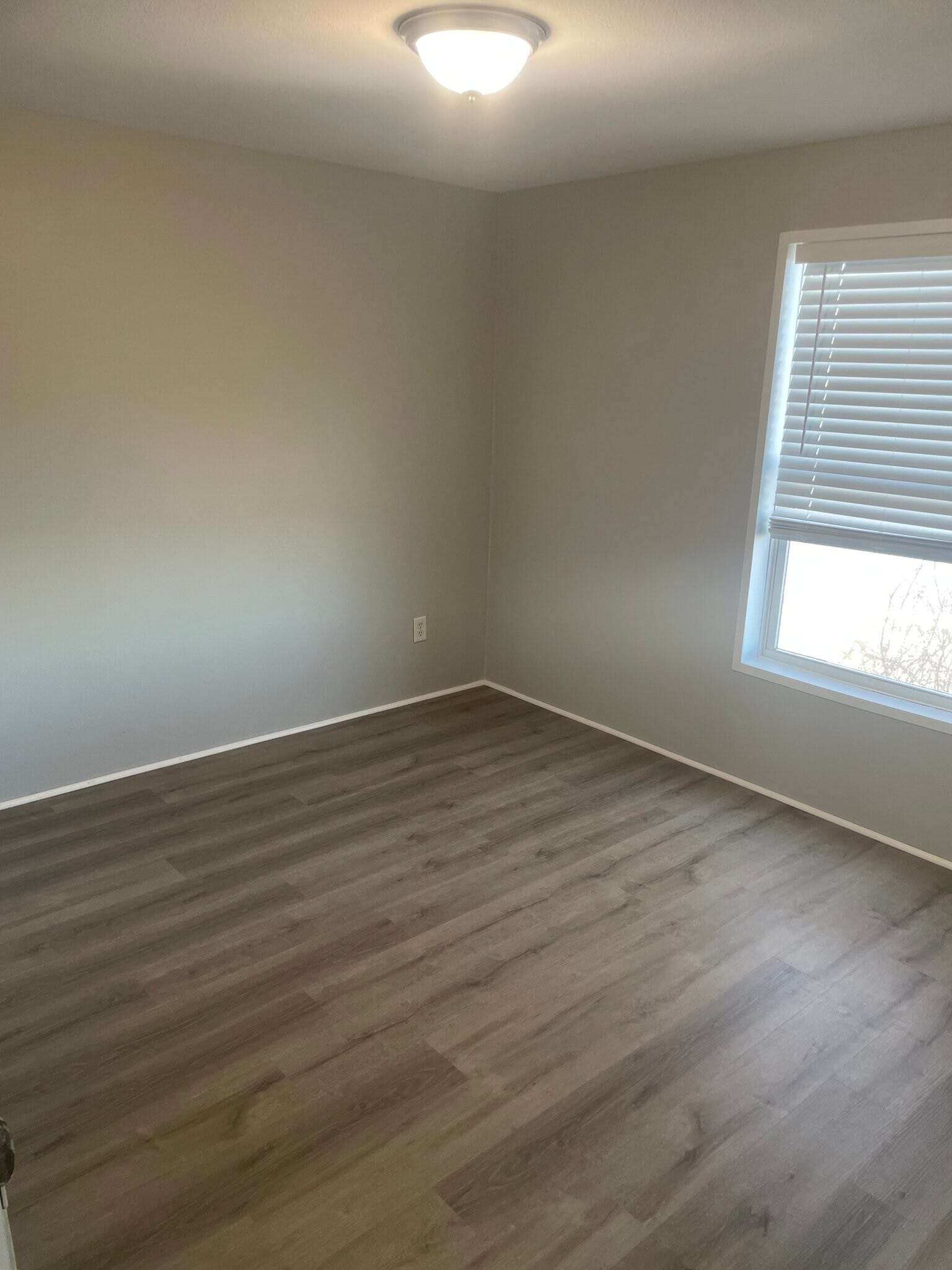 Building Photo - 2010 River Dr N