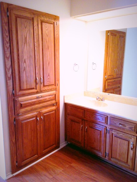 Master Bedroom Private Vanity - 1913 Spindletop Dr