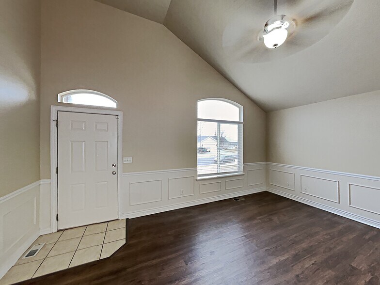 Building Photo - 3721 Lake Vista Dr