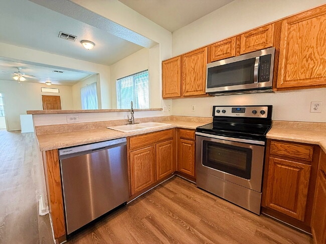 Building Photo - "Charming 3-Bed, 2-Bath Oasis with 1,430 Sq Ft in Phoenix's Heart!"